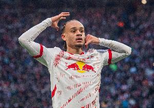 记者：西蒙斯在球队困难时没有亮眼表现，去拜仁他不一定能踢主力