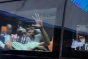 这大手太有辨识度了！莱昂纳德和球迷告别 在车内伸出巨掌挥手