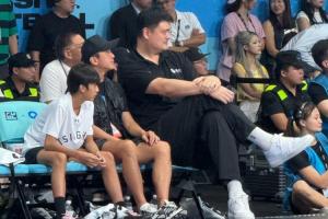 姚明&邓超观战AUBL决赛 两位NBA老板蔡崇信&何猷君也来到了现场