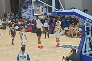 稍微打打~小卡中国行上场打3V3 上演三分暴扣但错失绝杀三分惜败