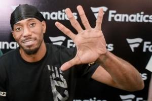 小卡中国行再次展示自己的大手 但看得出似乎也有一些伤病痕迹