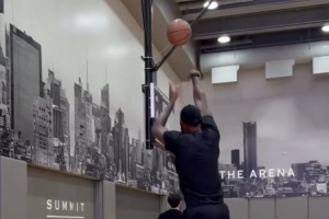 苦练投射！训练师晒詹姆斯投篮集锦：即将进入第23季的他投篮稳健