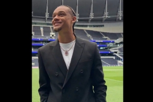 热刺官方晒视频，新援哈维-西蒙斯来到球队主场