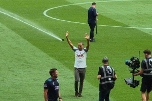 期待！在本轮主场比赛前，热刺为新援哈维-西蒙斯进行亮相仪式