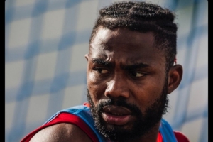 官方：诺丁汉森林与27岁前锋丹尼斯提前一年解约