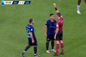 眼神怒气溢出😡劳塔罗被吹犯规，怒视+抱怨裁判被出黄牌