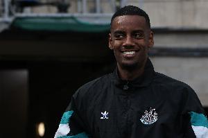 来精神了！记者：伊萨克周一去利物浦体检，今天还理了个发