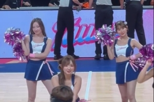 青春活力！媒体人晒中国香港金牛啦啦队的舞蹈表演视频