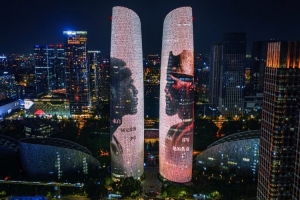 美轮美奂！自媒体分享无人机航拍成都双子塔詹姆斯灯光秀震撼画面