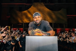 詹姆斯：我的两个儿子都打球 在球鞋设计上我努力倾听他们的需求