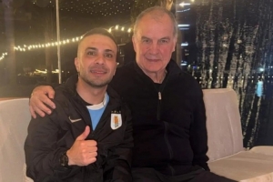 载歌载舞！奥莱报：乌拉圭全队庆祝晋级世界杯，主帅贝尔萨出席