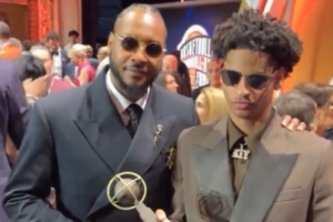 分享喜悦！新晋名人堂成员安东尼和儿子基扬拍照留念