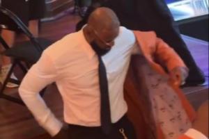 有丶秃然！詹姆斯穿上橙色夹克 头顶反光