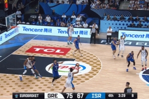 不讲理！字母哥面对两人夹击顶到篮下 直接强起左手炸扣！