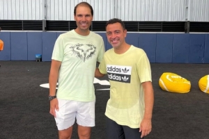 哈维晒与纳达尔合照：很荣幸能与西班牙历史上最伟大运动员在一块