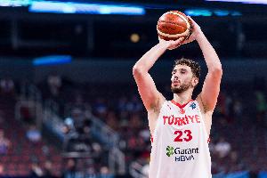 身手全能！申京半场7中3拿到10分6板6助2断 罚球5中4