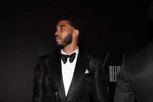 包帅的！塔图姆晒出参加晚宴的照片 多位球员出镜