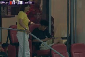 海港0-3落后神户，因伤缺阵的武磊在看台上看手机