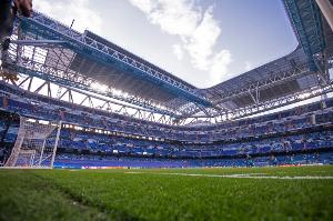 科贝电台：一些马赛球迷试图无票溜进伯纳乌球场，被警方发现