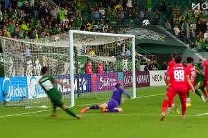 错失绝杀良机！方昊晃开防守，小角度似传似射打出另一边边线