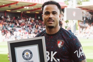 英超点球戴帽！小克鲁伊维特获吉尼斯世界纪录证书