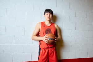 队记：杨瀚森第一年打不好也没关系 他才20岁&需要一个过程