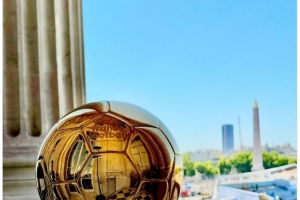 谁将加冕？金球奖官推晒奖杯照片预热颁奖典礼