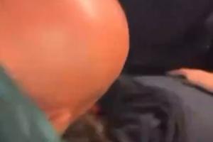 恶劣！许诺不五连胜不剃头的曼联球迷现场观赛时，被薅头发+辱骂