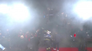 😱金球奖颁奖典礼结束后，场外很多群众大喊“XX巴萨”