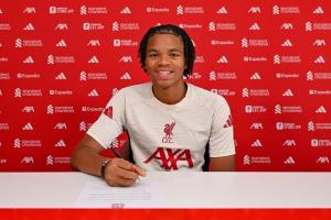 留住未来！官方：利物浦17岁小将恩古莫哈签下职业合同，签约3年