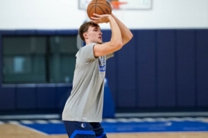 期待新赛季表现！独行侠官方晒球队训练照：状元弗拉格在列