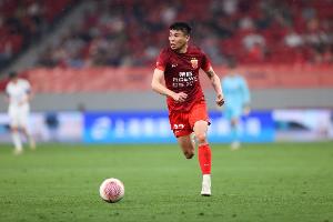 沪媒：李帅去年来一直受肌腱伤病困扰，要完全根除并不容易