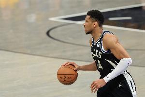 找找状态！字母哥8投5中得16分7板4助2断1帽 三节打卡下班