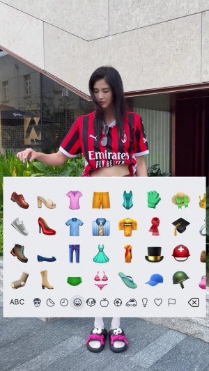 这身穿搭如何？赵丽娜穿米兰球衣搭配黑色短裙，上演emoji换装