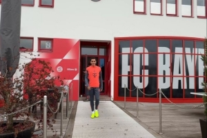 复出越来越近！拜仁官方发布穆西亚拉回归训练场视频