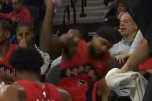 美记：英格拉姆扔水瓶就像3岁小孩一样幼稚 巴恩斯的处理很妥当