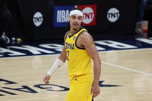 效率太差！内姆哈德16中5拿到14分2板9助2断 上半场9中1