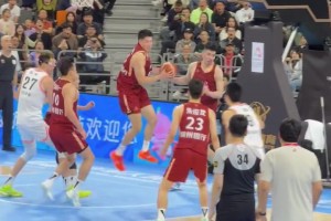 今天相当拉胯！孙铭徽突入内线上篮，结果余嘉豪杀出来一个血帽！